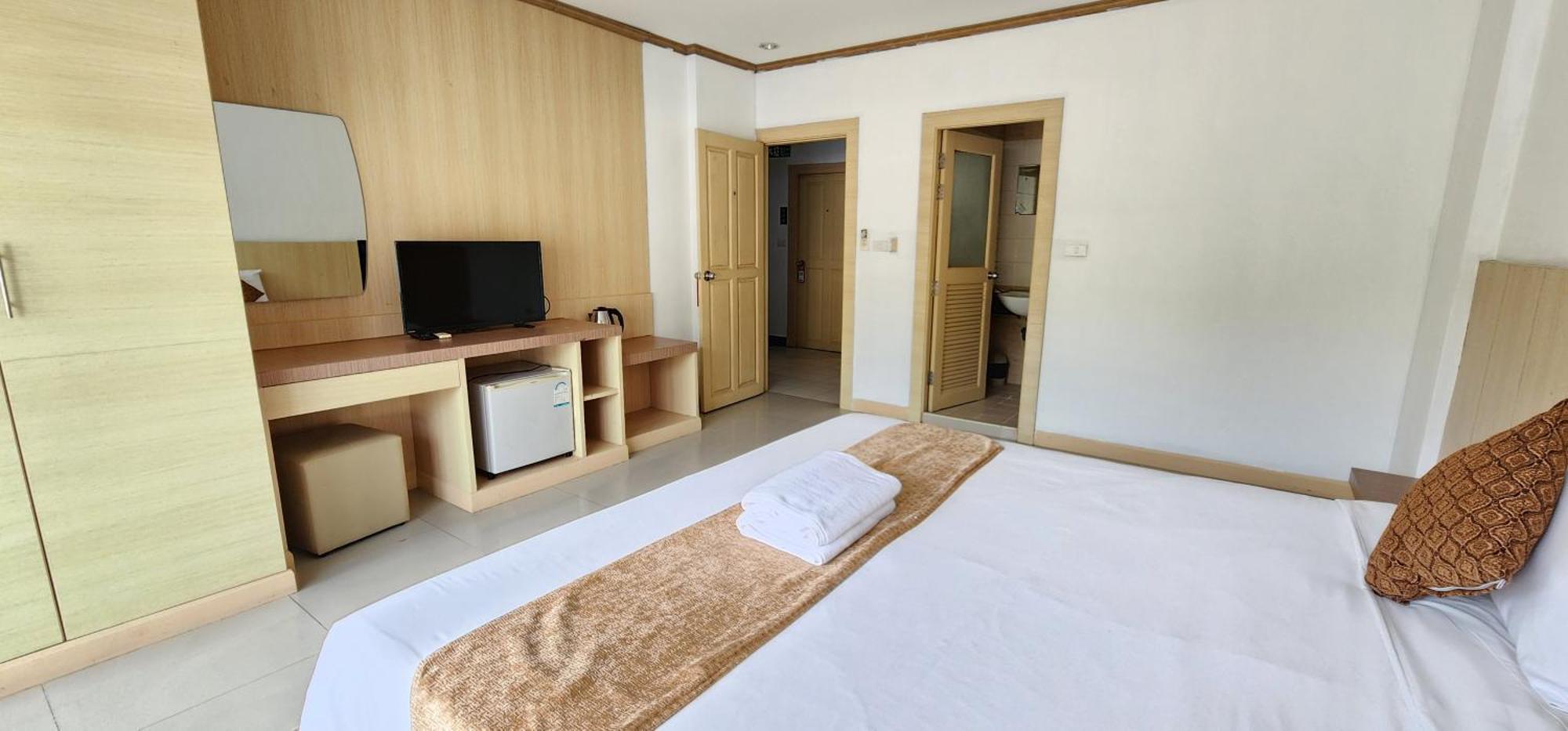 Отель Eden Park Patong Экстерьер фото