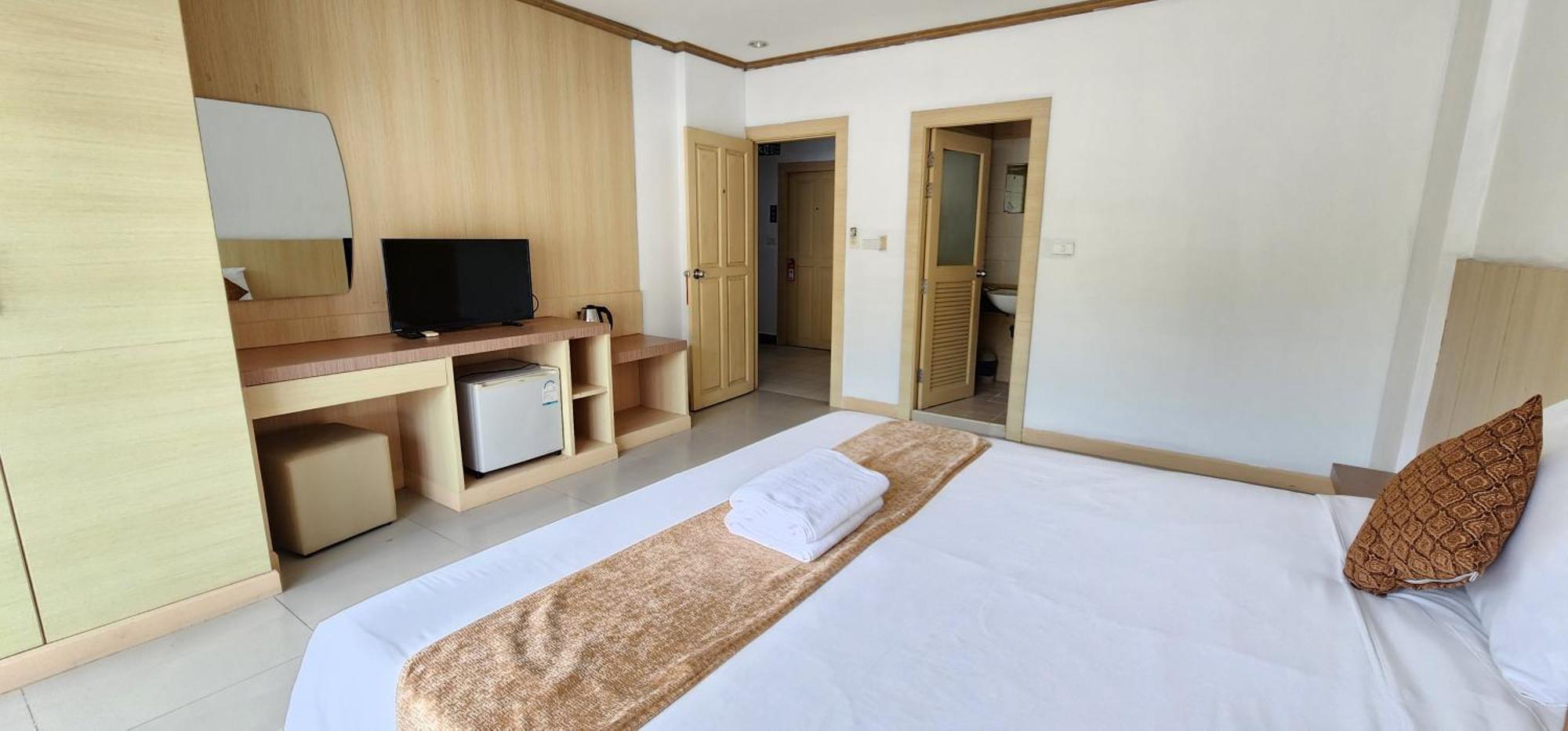 Отель Eden Park Patong Экстерьер фото