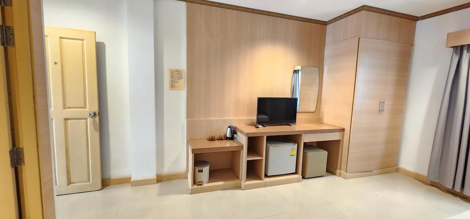 Отель Eden Park Patong Экстерьер фото